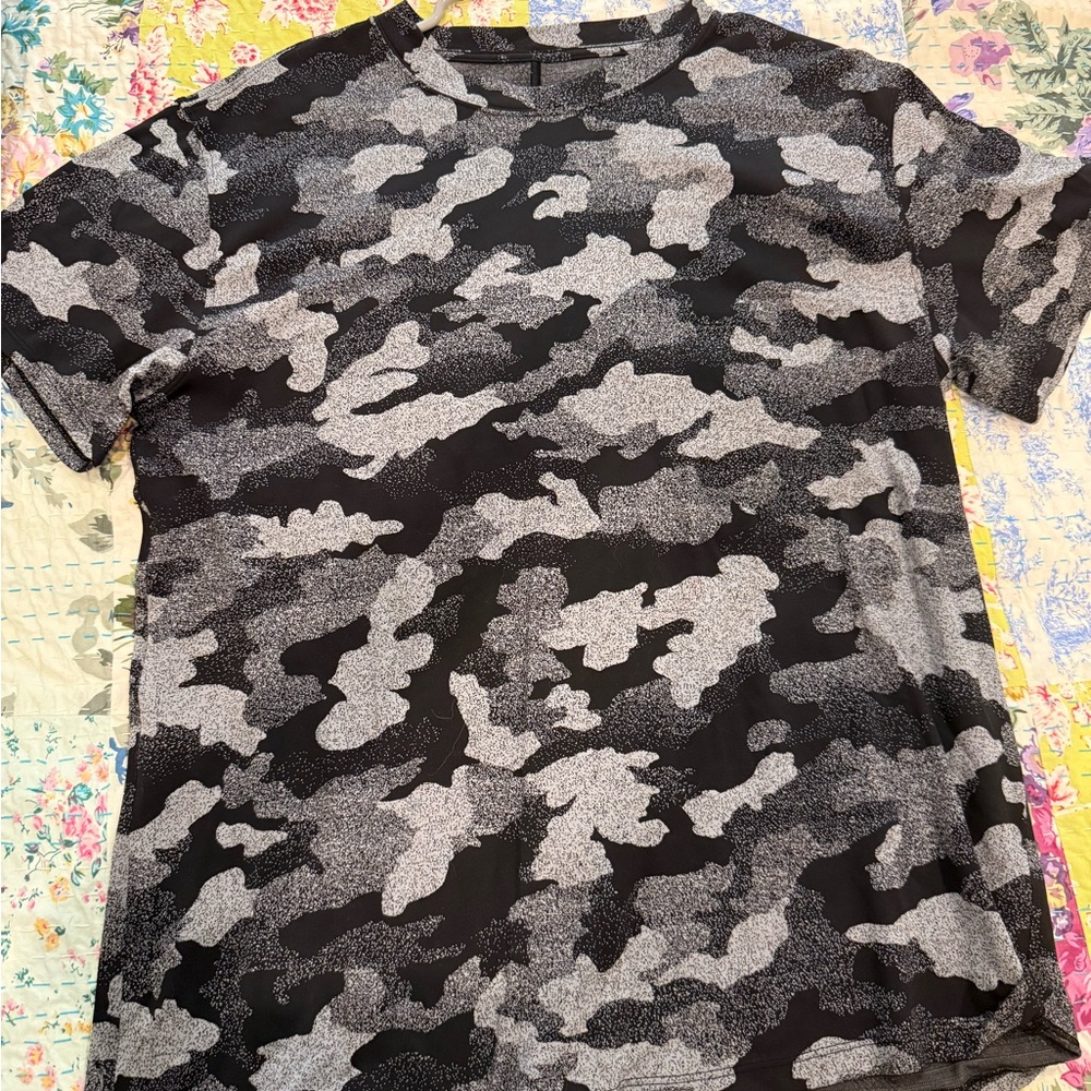 lululemon athletica Women's Short Sleeve Tee - Black & Gray Camo